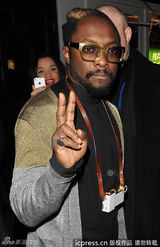 组图：单身比伯携两辣妹夜店狂HIGH同回酒店