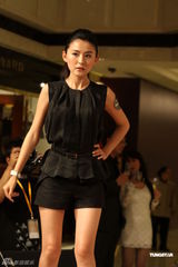 组图：《甄嬛传》“叶澜依”黑衣代言秀T台步