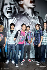 组图：柯有纶为服装助阵演出 透露新专辑12月发行