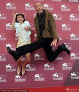 组图：《过路天使》发布 主演亮相搞怪玩大跳