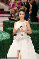 组图：薛凯琪穿婚纱捞金 蕾丝半敞秀香肩美腿