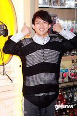 幻灯图：林宥嘉赴港宣传新专辑 举办签名会