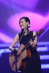 高清图集：新浪网络盛典 张悬深情演唱笑容满面