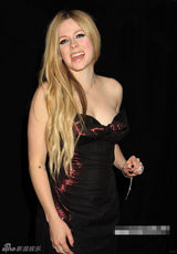 组图:艾薇儿低胸裙亮相庆功派对切蛋糕吐舌搞怪