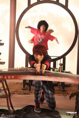 组图：后弦拍《杜老师》MV大玩穿越