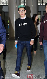 组图：BigBangTOP斯文亮相机场 赴釜山参加夜店派对