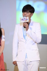 组图：罗志祥曾恺玹助阵新节目 派发粽子甜在心  