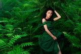 组图：袁姗姗风情写真曝光 抓住夏天最艳一抹绿