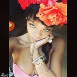 组图：蕾哈娜泰国度假粉红比基尼秀好身材