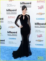 组图：女星红毯竞艳 泰勒秀美背洛佩兹深v真空