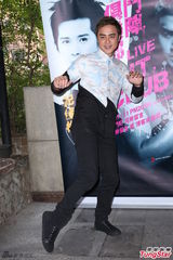 组图：明道纪佳松拼厨艺 展现新好男人一面