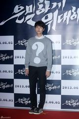 组图：裴勇俊捧场韩片首映 金贤重宋仲基齐亮相