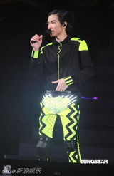 组图：萧敬腾唱《black or white》 向杰克逊致敬