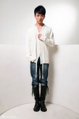 组图：许诺帅气服装大片展型男魅力