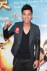 组图：柯有伦携《阵头》杀到香港 张学友曾志伟撑场