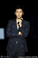 组图：玄彬广州跳激光舞 与粉丝玩自拍显亲和