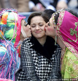 组图：玛丽昂亮相哈佛戏剧巡礼 被反串演员亲吻