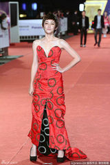 组图：周幼婷辣椒红裹胸裙亮相红毯锁骨迷人