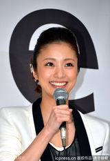 组图：上户彩婚后首度亮相为iPhone5开售揭幕