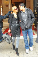 幻灯图集：帕丽斯-希尔顿与男友巴黎街头热吻