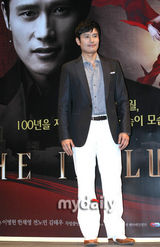 幻灯图：韩彩英李秉宪出席《The Influence》发布会 