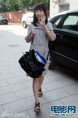 组图：周冬雨素颜北电报到 9日参加军训将住校