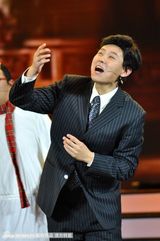 组图：海派春晚录制 黄晓明为“修鞋老爷爷”穿鞋