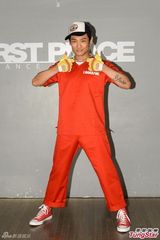 组图：杜德伟发行新专辑 邀《超接》选手拍MV