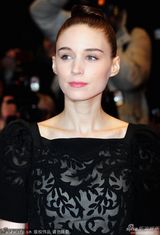 组图：《副作用》首映 王家卫携妻子助阵