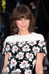 组图：米拉-乔沃维奇戛纳走秀 碎花长裙雷人