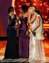 组图：艾美奖现场 巴里摩尔携新“霹雳娇娃”亮相