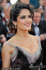 组图：海耶克戛纳携夫走秀 深V黑裙大秀傲人双峰