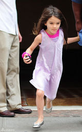 组图：克鲁斯返家陪爱女苏瑞可爱抢镜