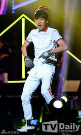 组图：2NE1与BEAST等韩团拼盘开唱秀劲舞