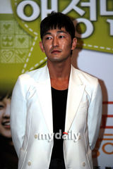 组图：韩片《爱情万岁》媒体试映 许俊锡柳惠英出席