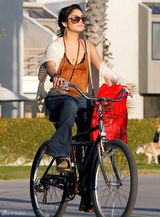 高清图：凡妮莎-哈金斯和新男友约会浓情蜜意