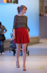 组图：泰勒-斯威夫特超短红裙秀美腿
