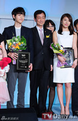 组图：宋仲基河智苑做慈善与残障儿童互动有爱