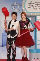 组图：杨谨华遭孙耀威熊抱 安全裤外露险走光