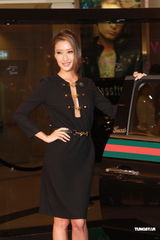 组图：谢婷婷袒胸装娇嫩亮相 摆造型大秀性感