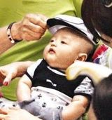 组图：张柏芝次子照再曝光 可爱宝贝流口水