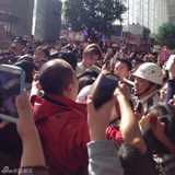 组图：EXO成员Kris机场现身 粉丝组人墙被冲散