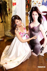 幻灯图：名模林若亚代言内衣 花仙子展妩媚风情