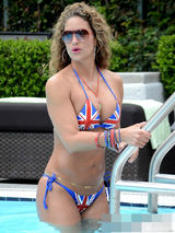 组图：美女教练珍妮佛米字旗比基尼秀坚挺双峰