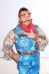 幻灯图：曾志伟怪异现身《奖门人》 吕慧仪等大玩游戏 