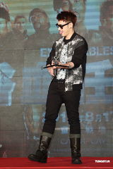 组图：潘玮柏酷装扛枪亮相 对“史泰龙”袭胸