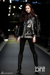 组图：韩星金宇彬郑京浩等献华丽T台秀