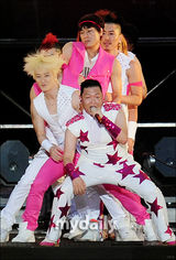 组图：韩国歌手PSY首尔个唱 劲歌热舞high翻全场