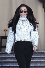 组图：LadyGaga身着高领毛衣金鸡独立引围观