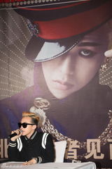 组图：G-Dragon权志龙黑超拄拐 自称龙龙狂卖萌